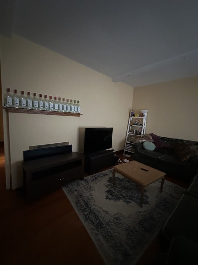 Building Photo - Nice 3 Bed 1 Bath near UWEC! Available June 1st