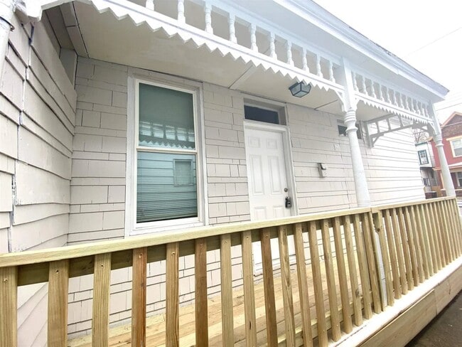 Building Photo - 313 E 16th St