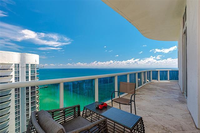 Foto principal - 15901 Collins Ave