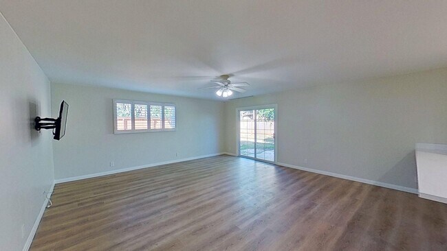 Foto del edificio - 8011 Taylor Dr