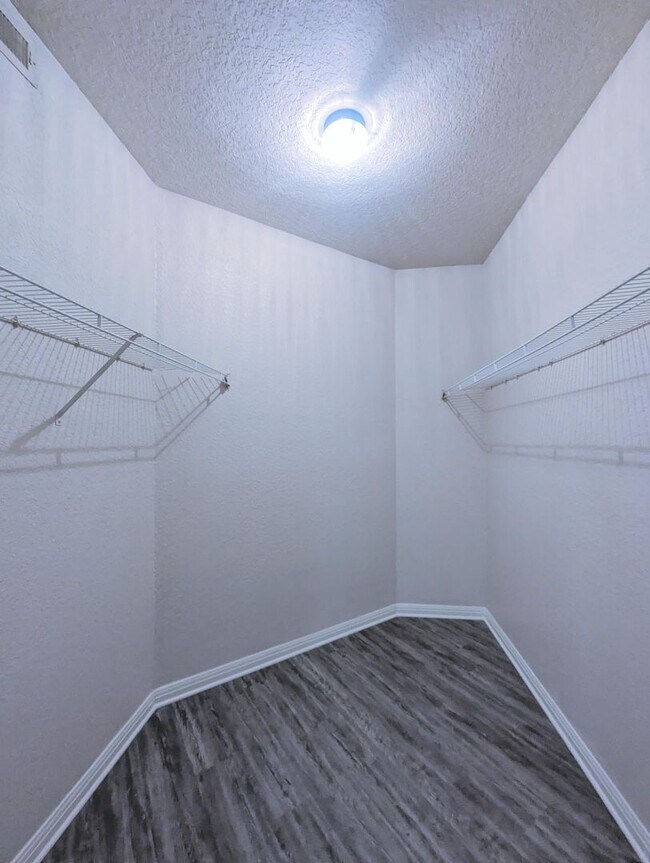 Foto del edificio - 2x2 Conveniently located. Large open conce...