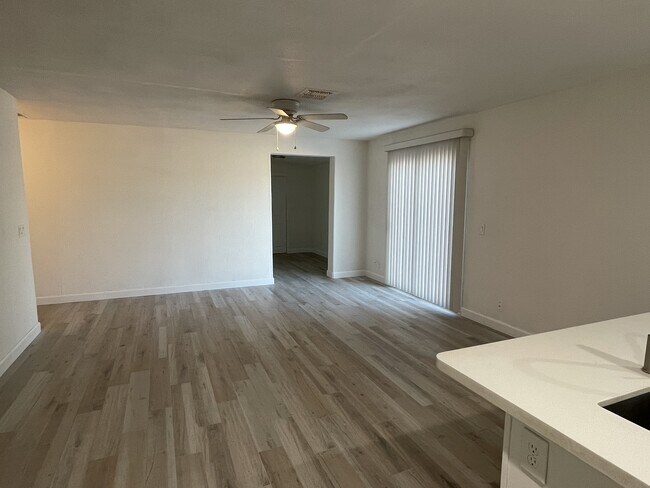 Foto del edificio - 824 W Romo Jones St