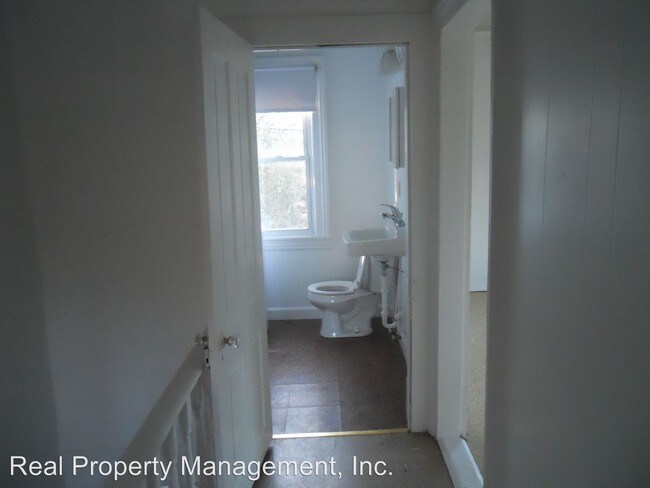 Building Photo - 409 Oak St
