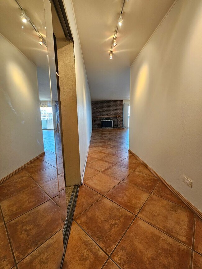 Foto del edificio - Amazing Penthouse 2 Bedroom 2 Bath With Mo...