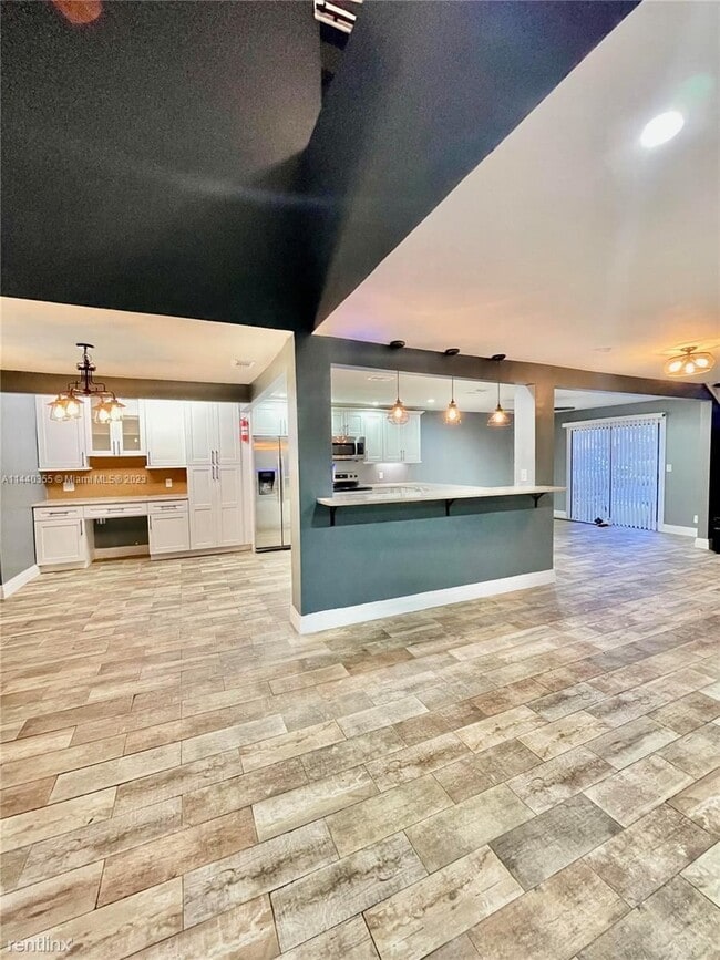 Building Photo - 3 br, 2.5 bath Townhome - 6192 Laurel Ln A...