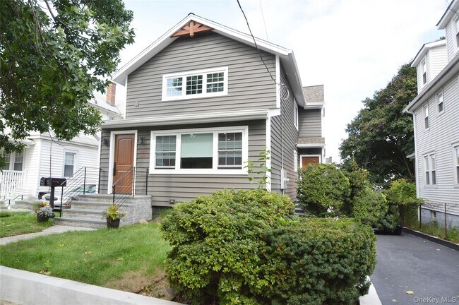 Building Photo - 13 Flower Hill Pl