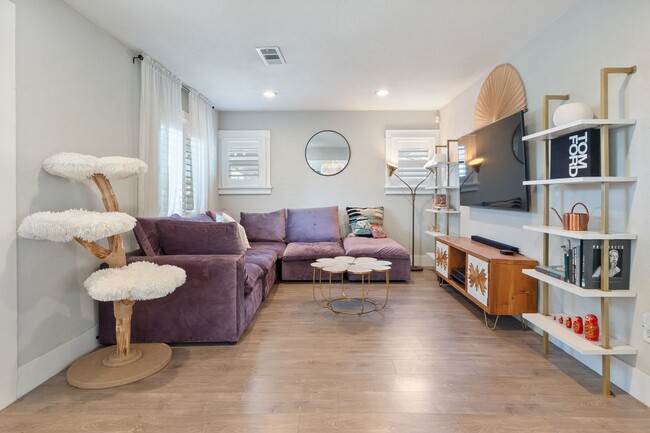 Foto del edificio - 1249 W 56th St