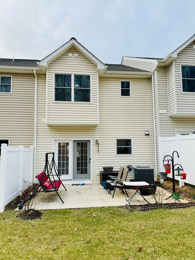 Photo - Spacious townhouse for rent in Bluestone H...