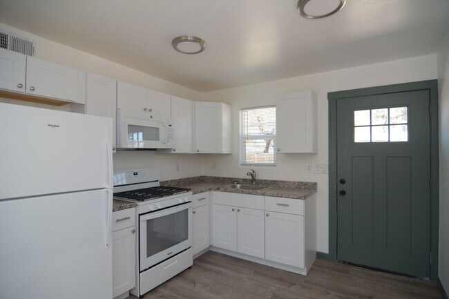 Foto del edificio - Remodeled 2 Bedroom 1 Bath Duplex! Great Central Tucson Location! 1/2 Month's Rent Free!
