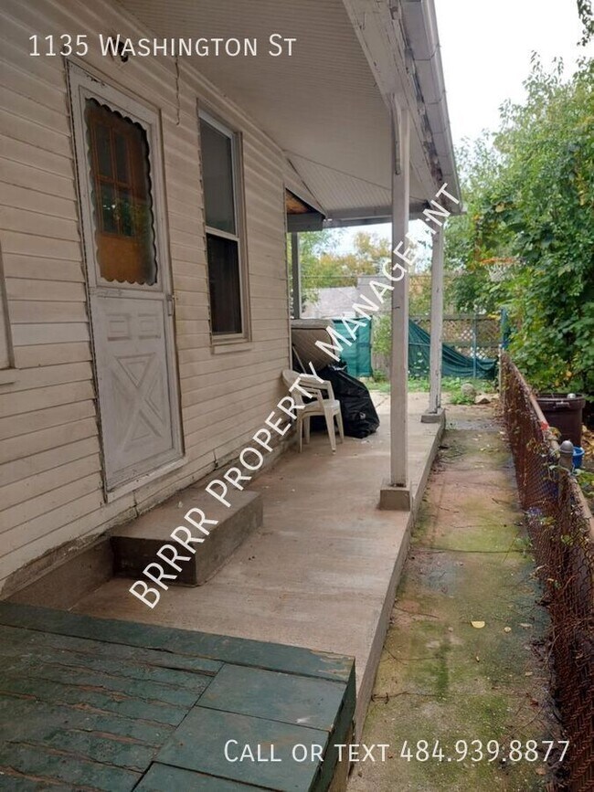 Building Photo - 4 bedroom 1.5 bathroom twin
