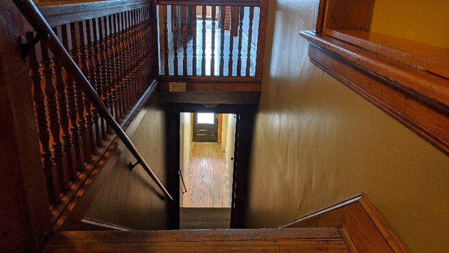 Foto del edificio - 127 1/2-38-32 E Main St