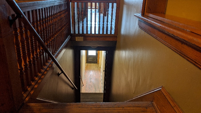 Building Photo - 127 1/2-38-32 E Main St