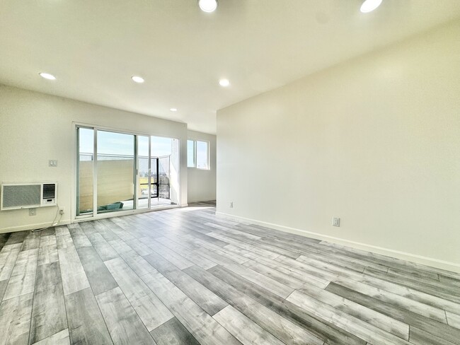 Building Photo - 4033 Sunset Blvd