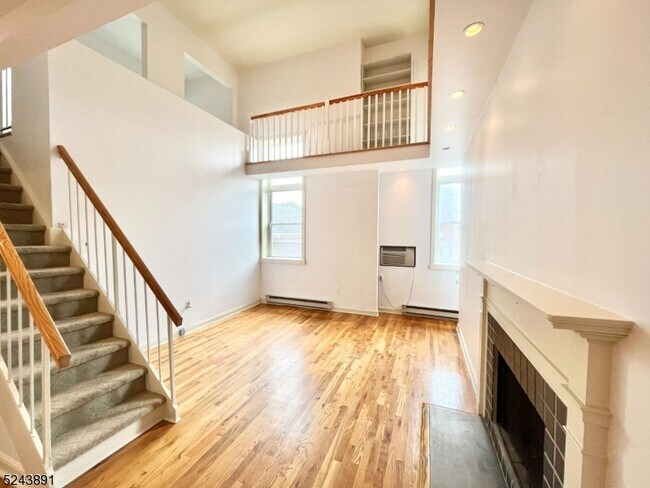 Building Photo - 515 Trinity Pl