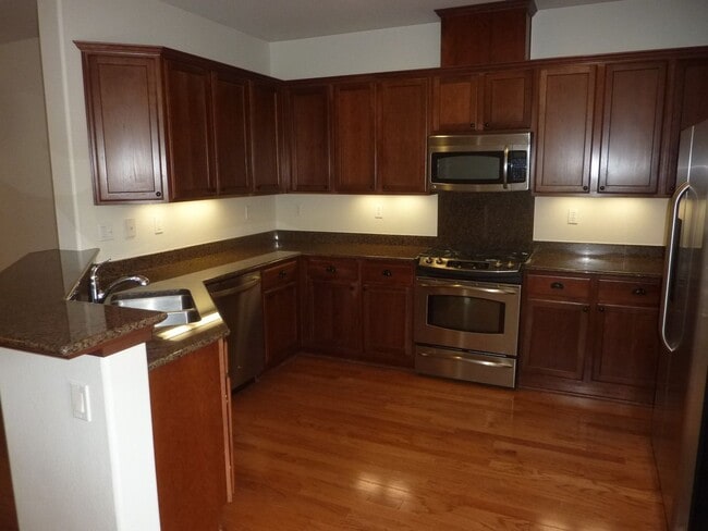 Building Photo - Nice Townhome w/ Detached Garage, Granite ...