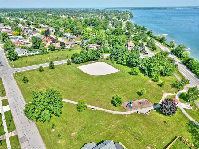 Photo du bâtiment - 222 Bowen Rd