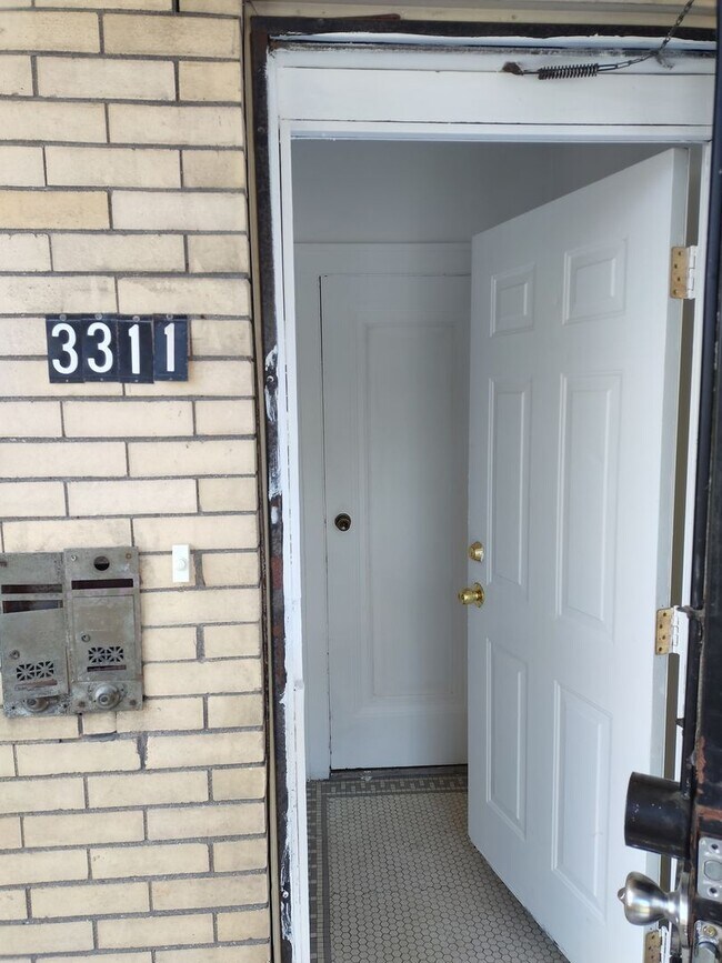 Foto del edificio - Spacious Duplex in Detroit