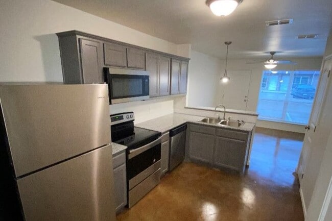 Building Photo - 580 S Lillian Ave