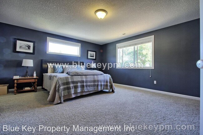 Building Photo - 4 br, 2.5 bath House - 3812 NE 93rd Street