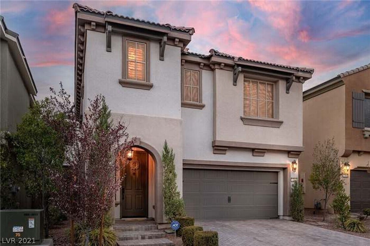 Primary Photo - Stunning 3-bedroom, 2.5-bathroom home loca...