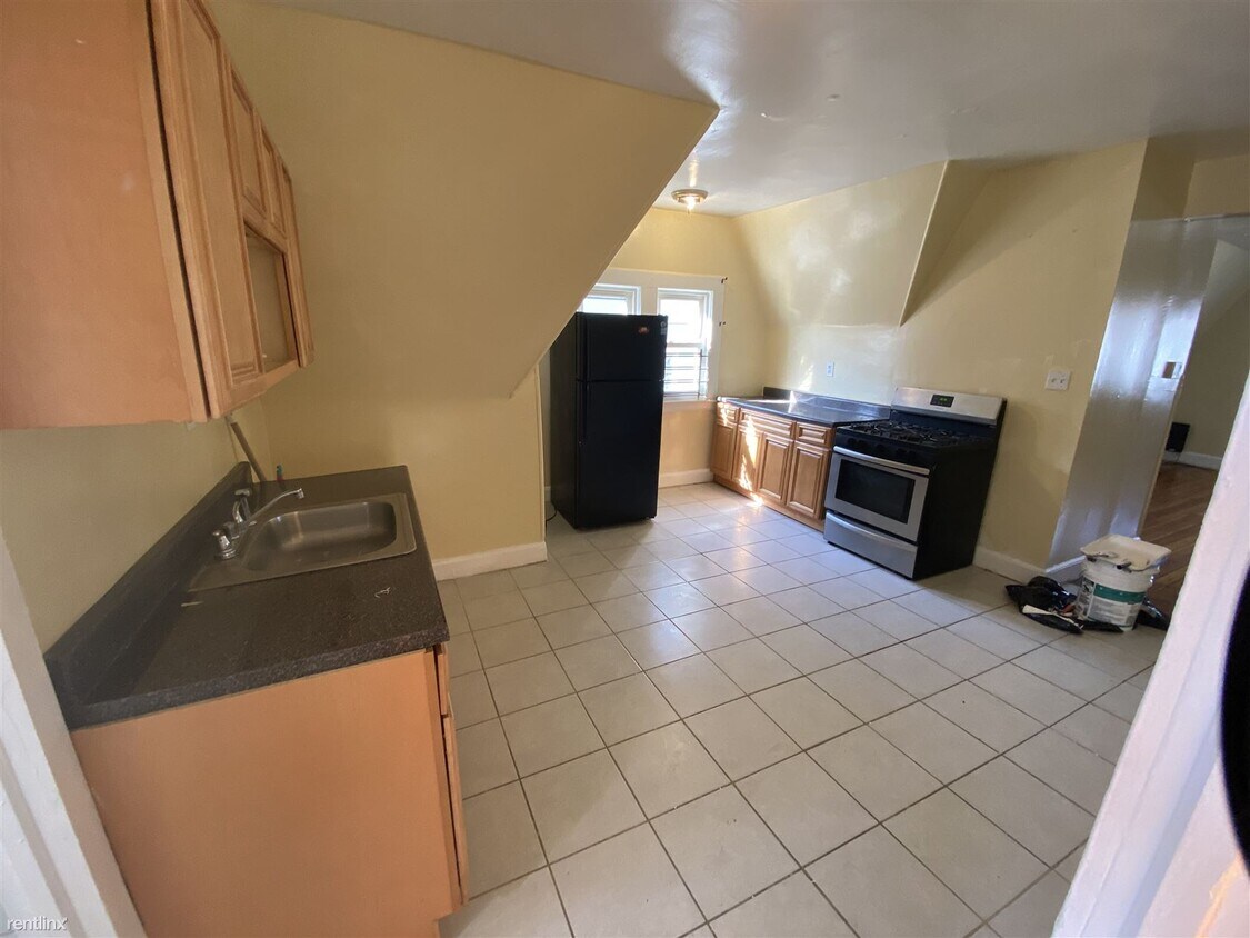 Foto principal - 2 br, 1 bath Triplex - 56 Treacy Ave