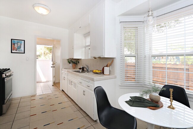 Foto del edificio - 329 N Avenue 66