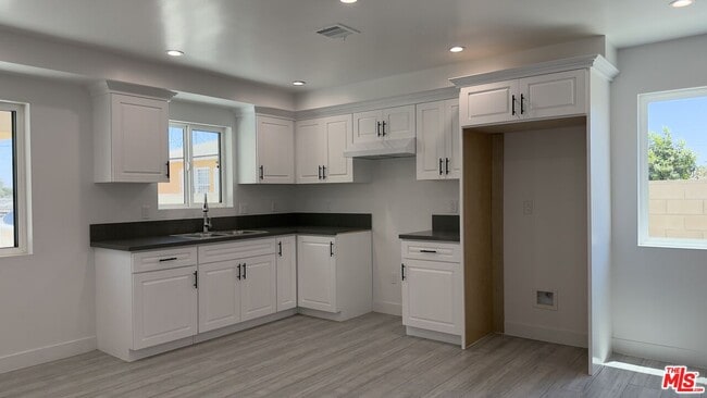 Building Photo - 9011 Holmes Ave