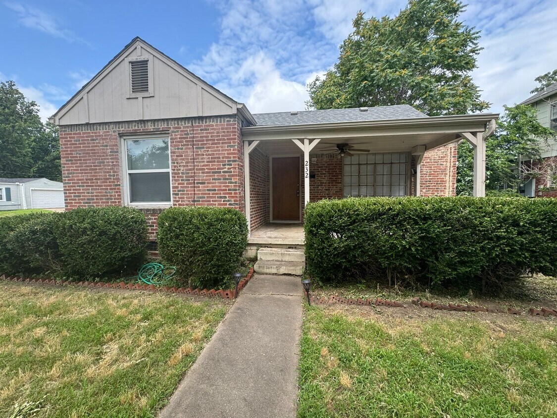 Primary Photo - Gorgeous 3 bedroom 2 bathroom home Located...