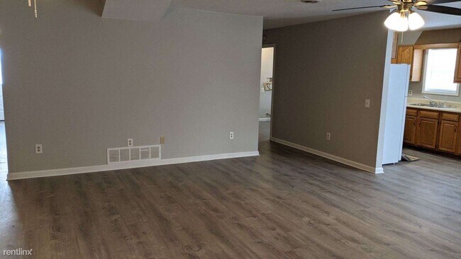 Building Photo - 4 br, 1.5 bath Duplex - 610B Pleasant St
