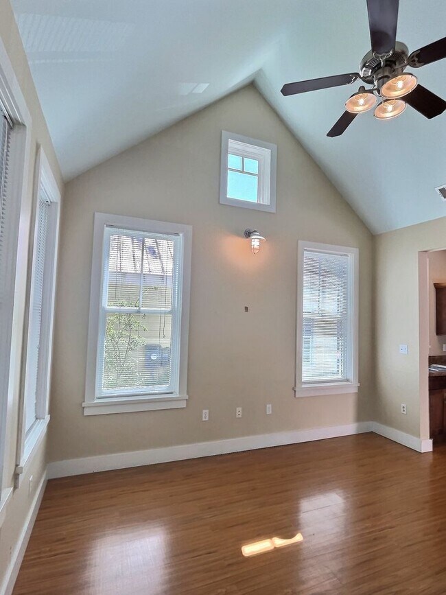 Building Photo - Downtown Ocean Springs Cottage