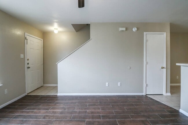 Building Photo - 807 Leifester Cir