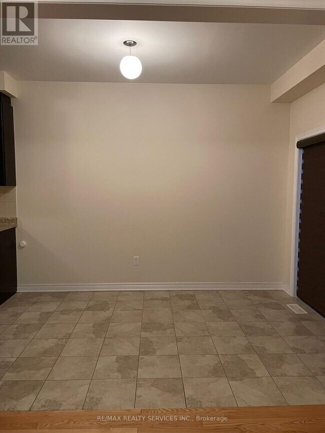 Building Photo - 74 Yardley Cres