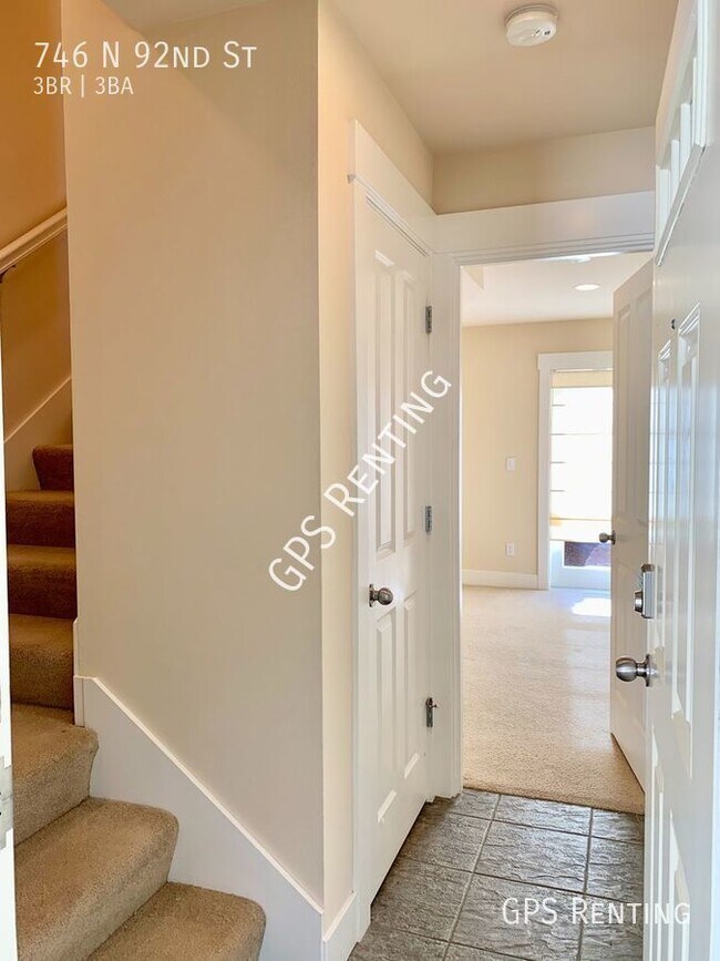 Building Photo - Greenwood N. Seattle 3 bd Stand-Alone Town...