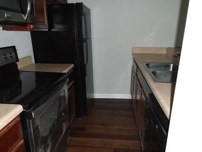 Building Photo - Newpointe Condo