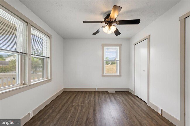 Building Photo - 127 Mountain Falls Rd