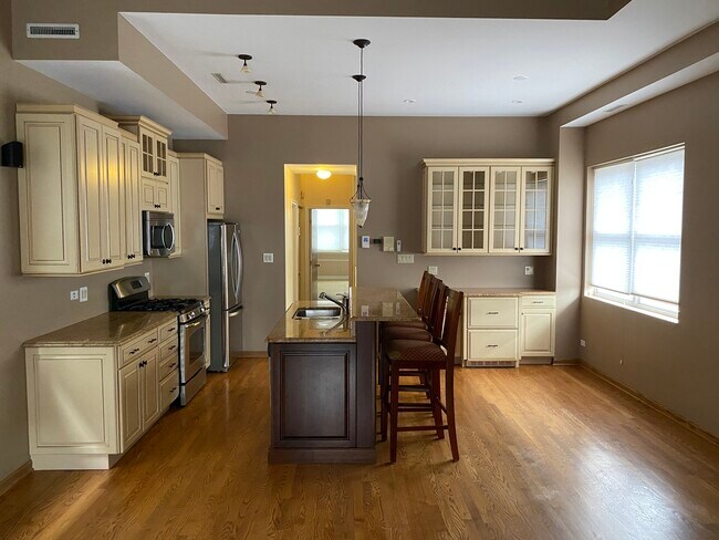 Great room for entertaining! - 1843 N Sheffield Ave