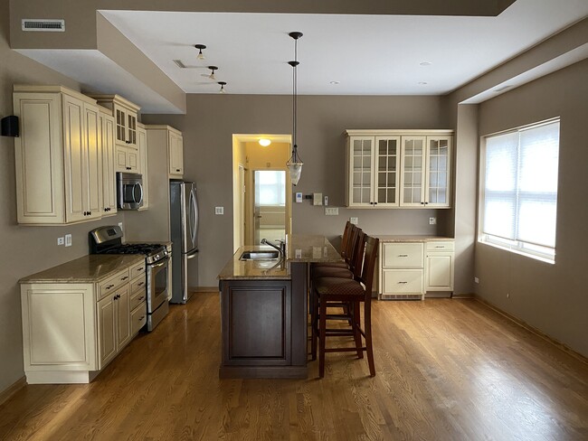 Great room for entertaining! - 1843 N Sheffield Ave