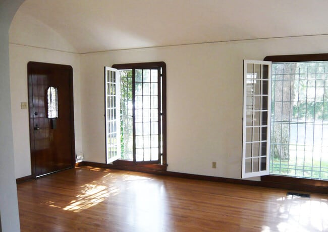 Living room - 465 N Alta Vista Blvd