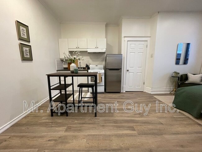 Building Photo - 44 Victoria Ave S