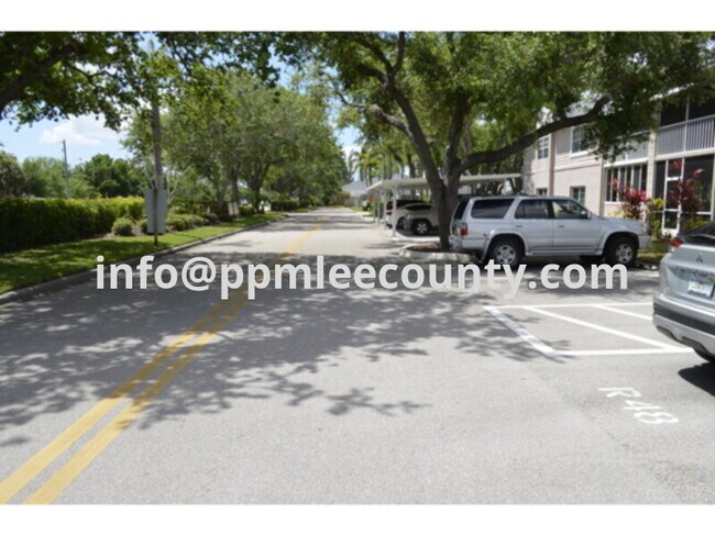Foto del edificio - Fun and Cozy 2/2 Condo in South Fort Myers...