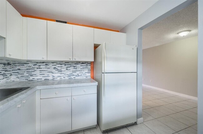 Foto del edificio - 1725 W 60th St