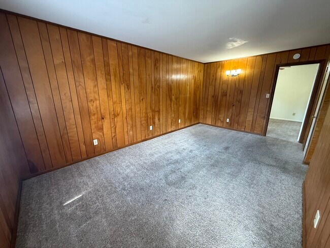 Building Photo - 586 Franklin St