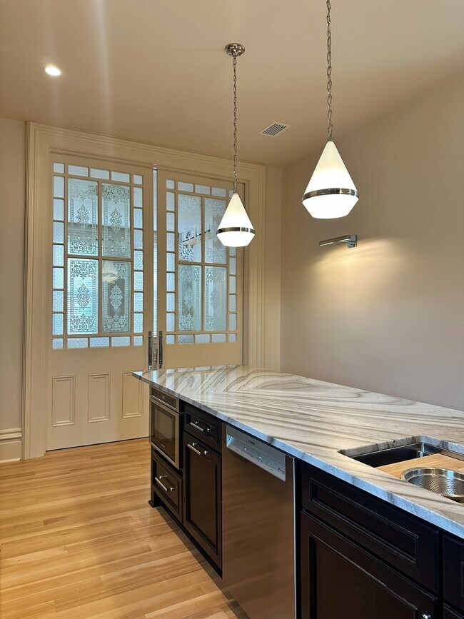 Building Photo - 1819 Sarah St