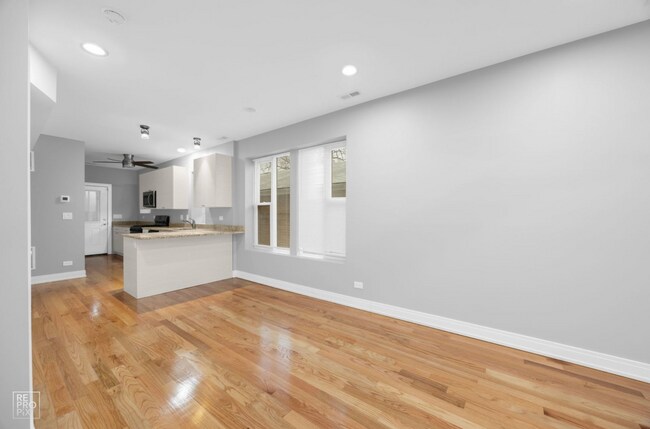 Foto del edificio - 3251 W Carroll Ave