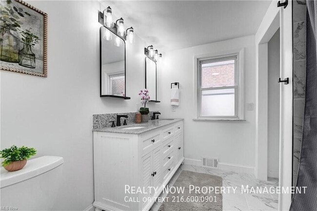 Building Photo - 2330 Traymore Rd