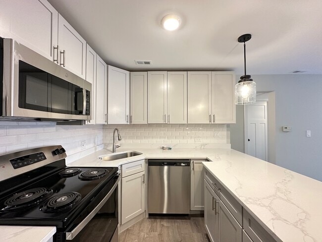 Building Photo - 1223 N La Salle Dr