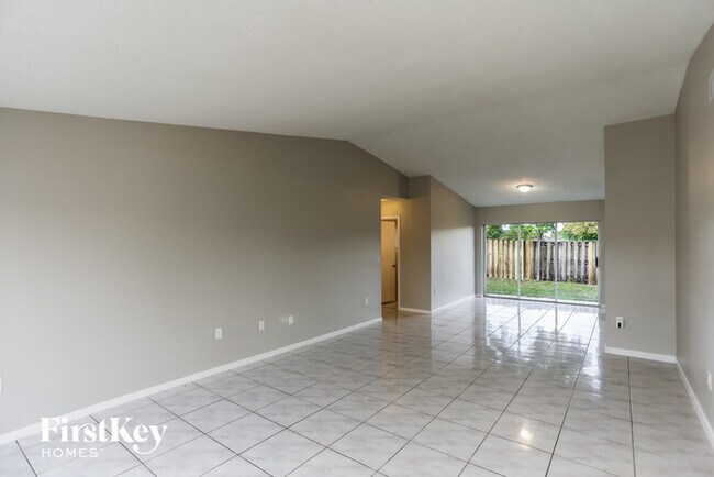 Foto del edificio - 3595 NW 204th Terrace