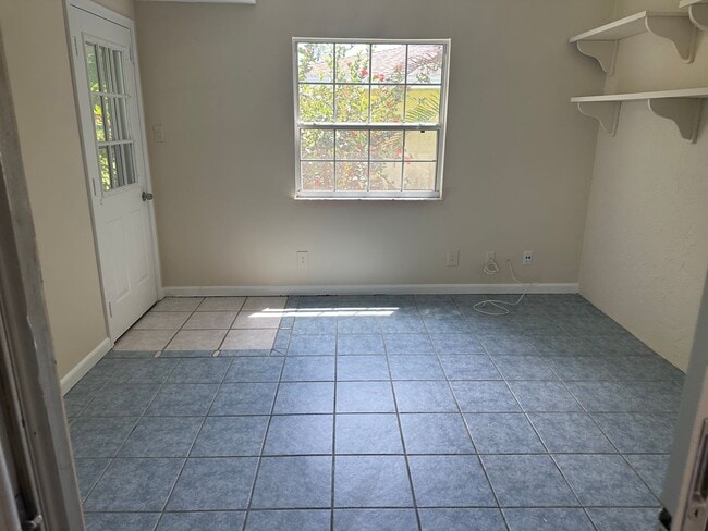 Building Photo - Home for Rent 3/2 possible 4th bedroom oversized screened in back patio