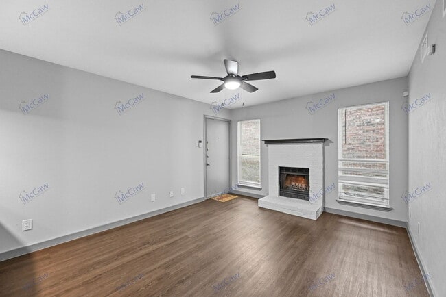 Building Photo - 9520 Royal Ln