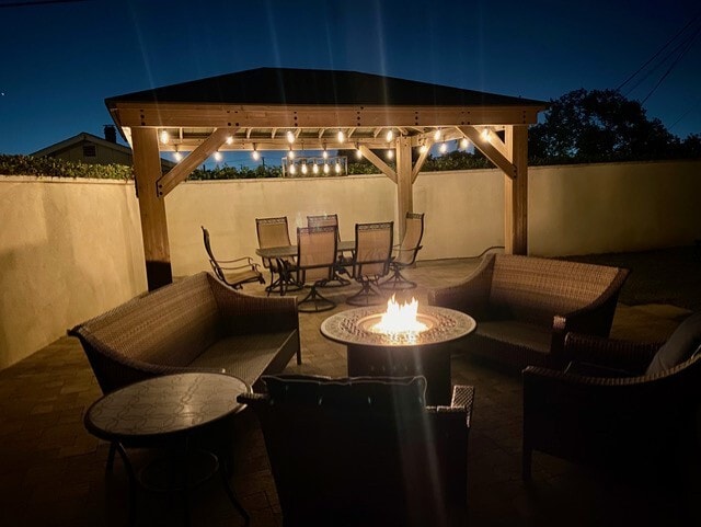 Patio trasero de noche - 21806 Redbeam Ave